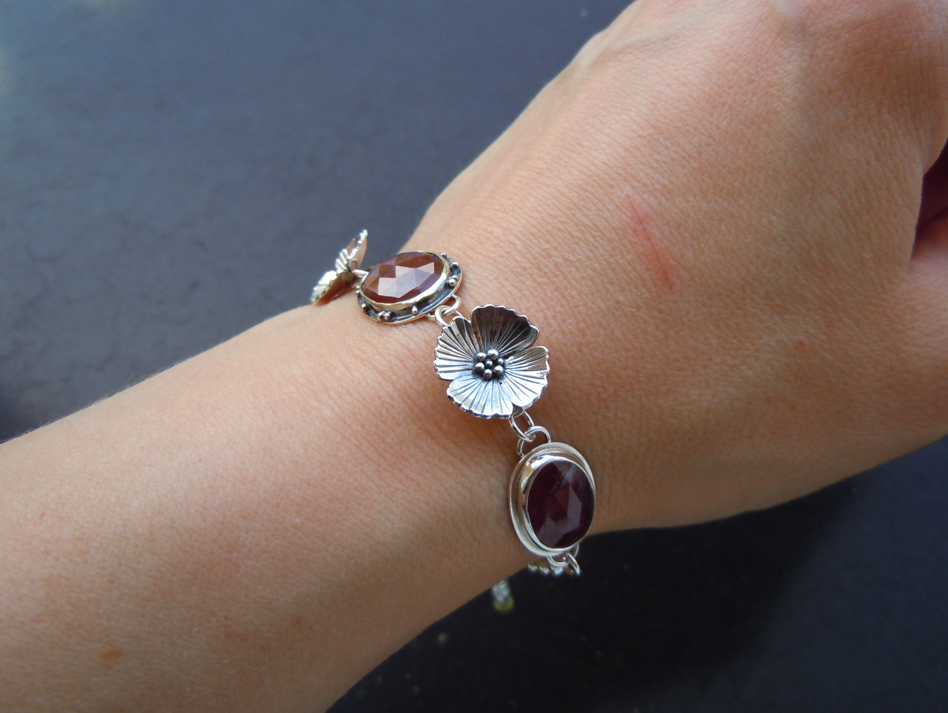 makový náramek s rubíny (2)